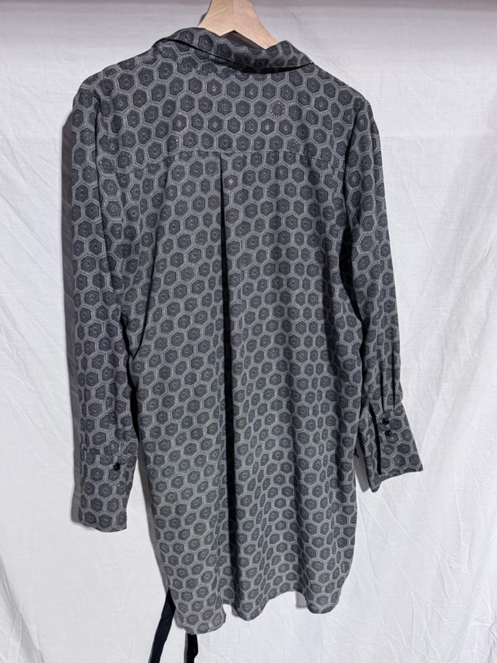 ivy jane geometric with gold long ruffle tie button down blouse Size Large - Picture 9 of 9